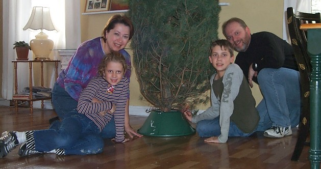 Gentry Family Puts Up the Tree