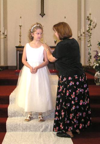 Kelly Helps Corinne Pose